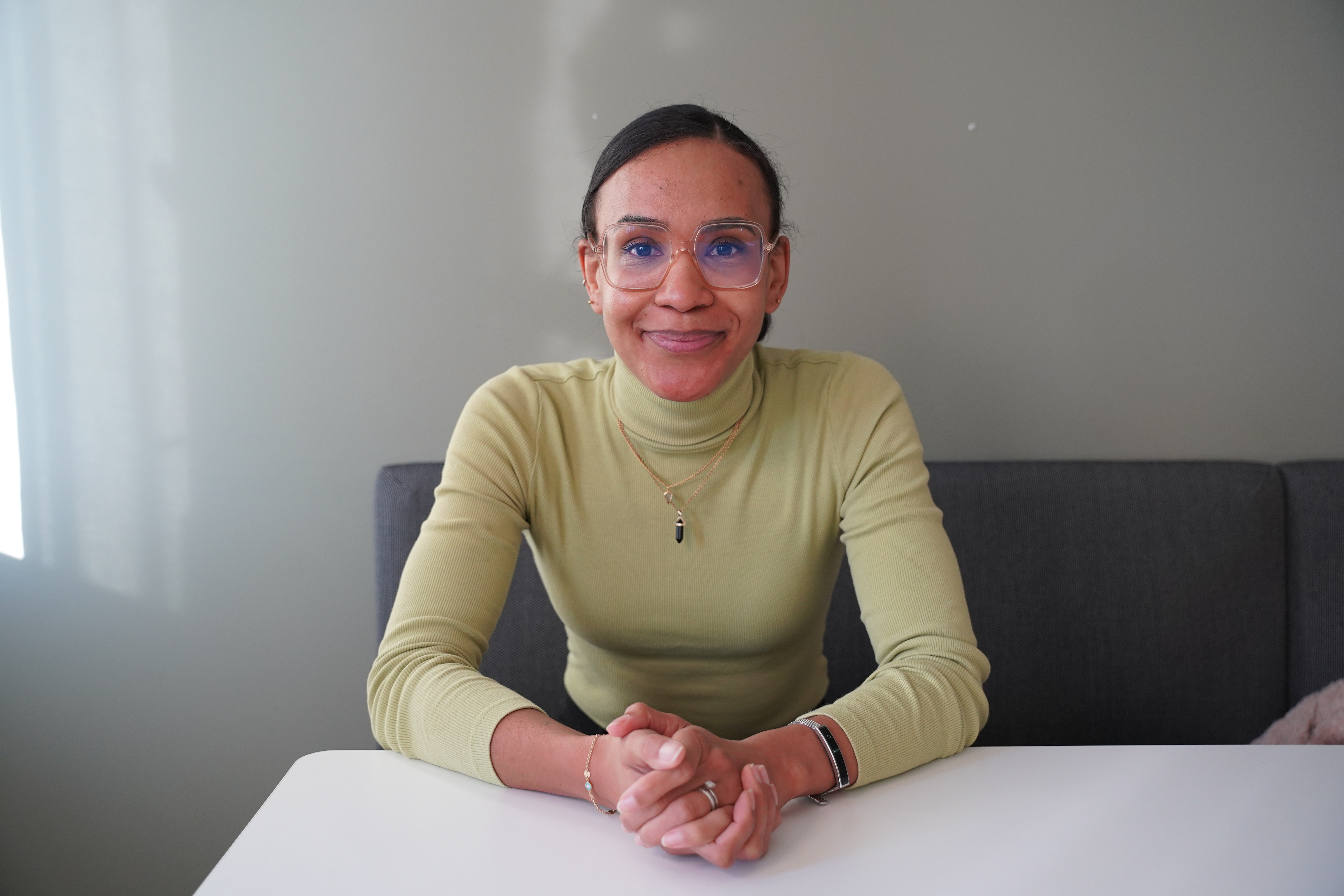 Cornelia Roudette sitter vid ett bord och tittar in i kameran