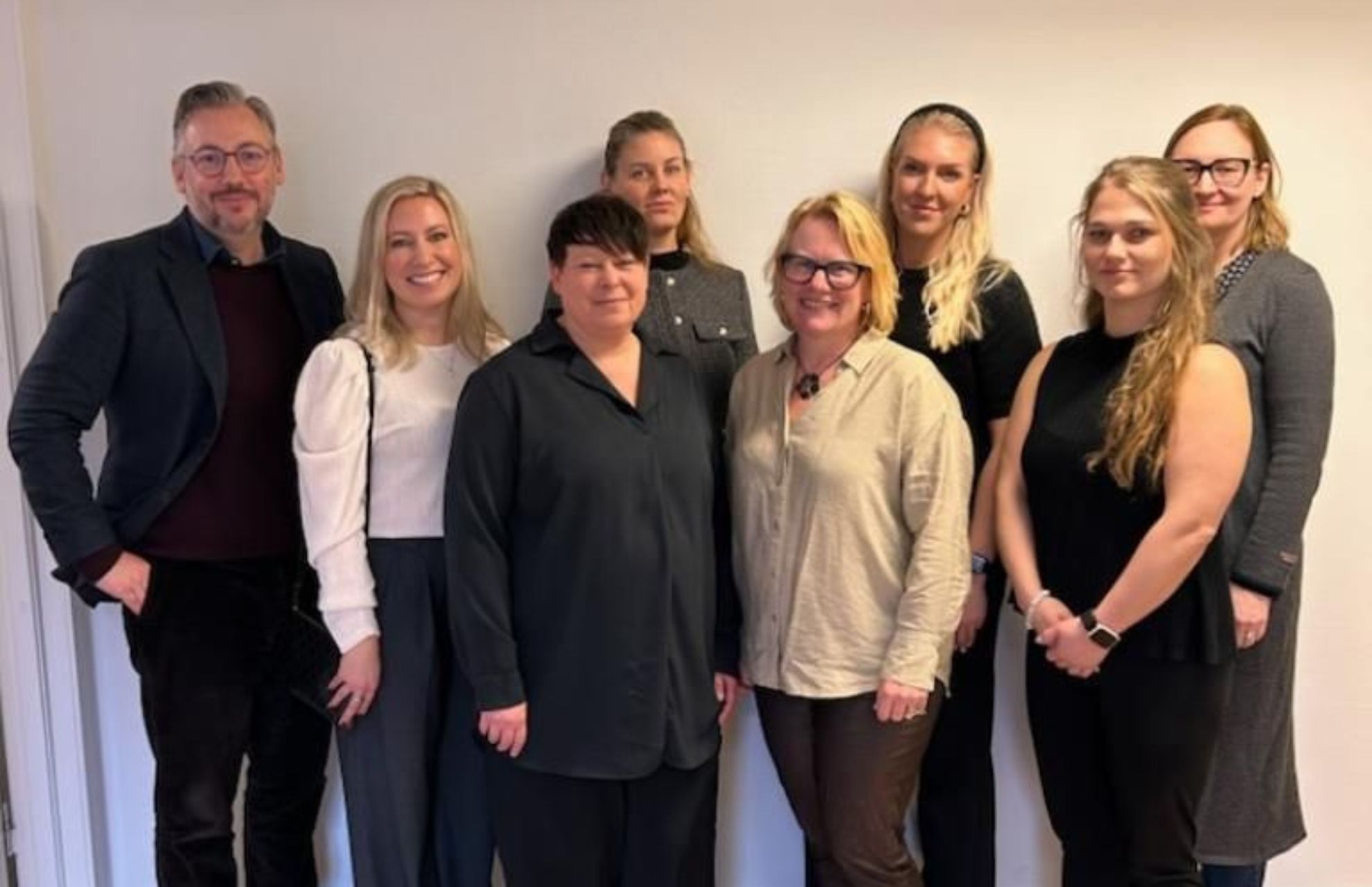 Politiker och Viljans personal samlade, ler mot kameran