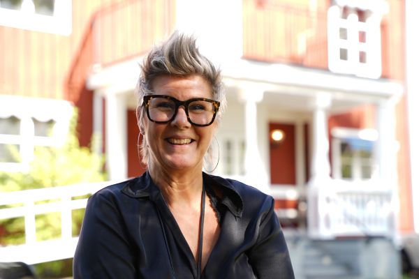 Pernilla, resurspedagog, framför Viljan Friskola