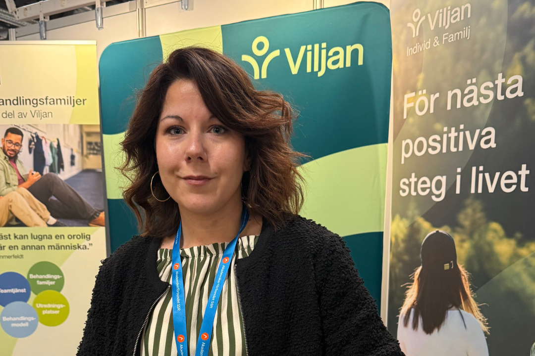 Representant för Viljan i monter, där Viljans budskap presenteras