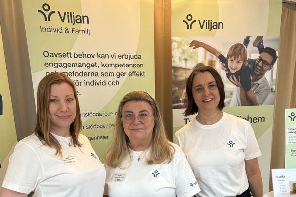 Tre av Viljans anställda på mässa.