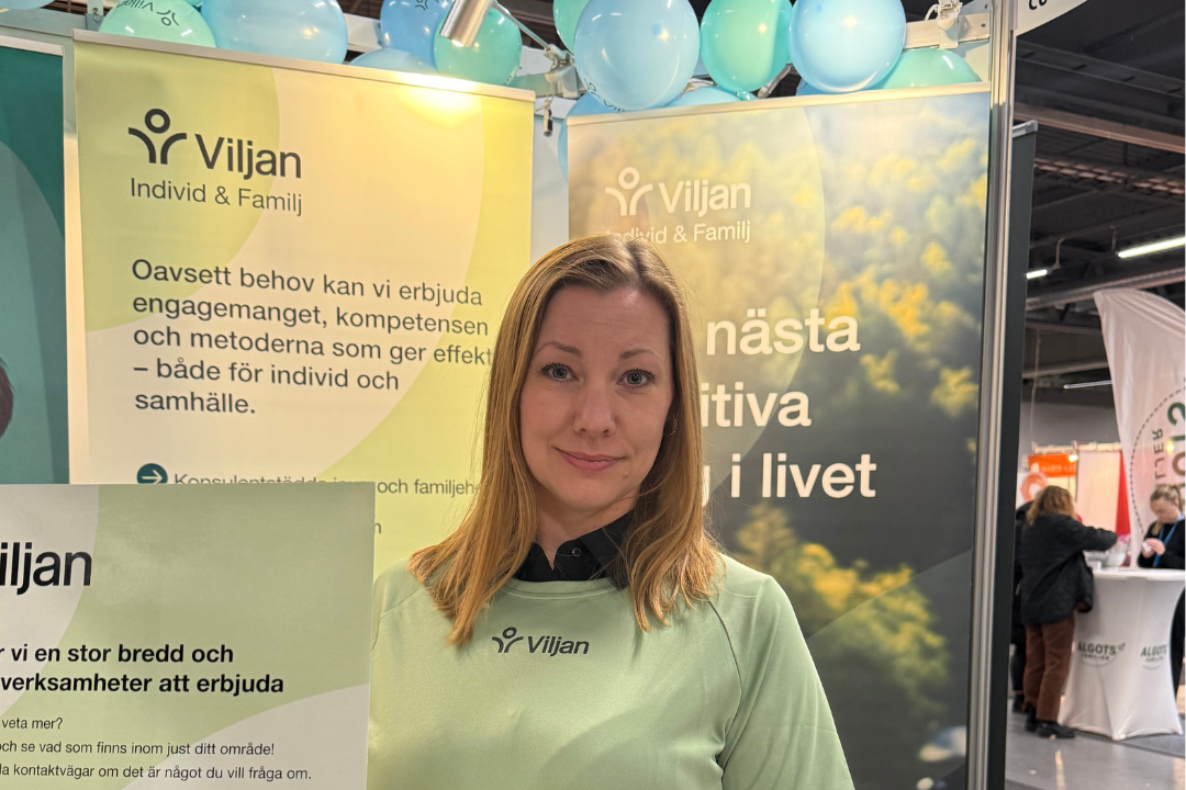 Viljans representant Yasmine i en monter med Viljans budskap.