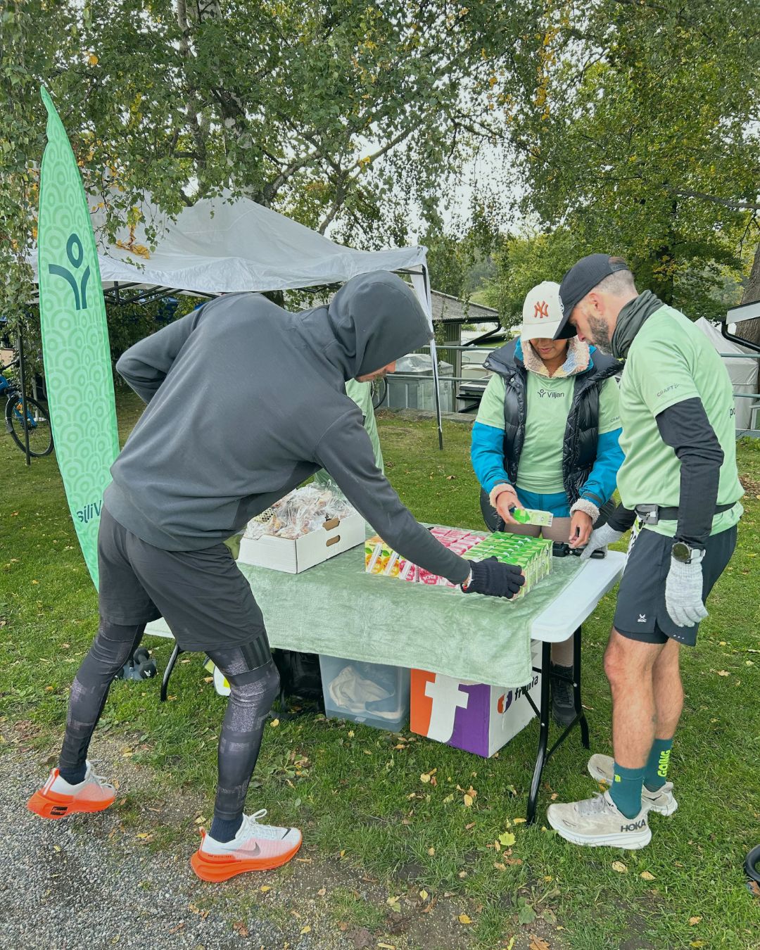 Löpare hämtar festis och kanelbulle i Viljans monter.