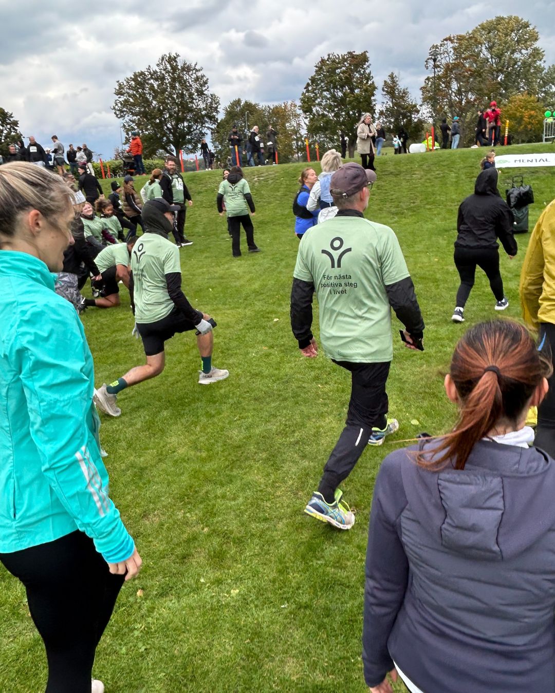 Viljans personal värmer upp med utfallssteg.