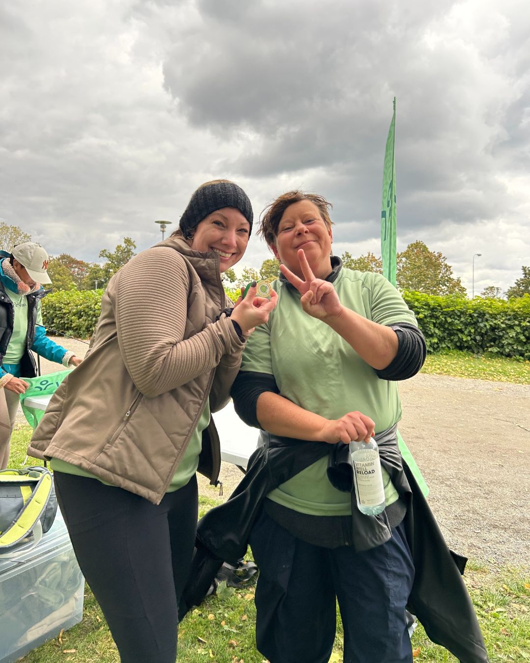 Två anställda hos Viljan, glada efter genomfört lopp.