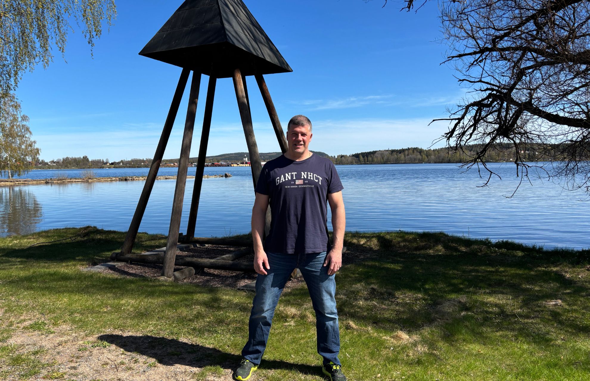 Ronnie Lystedt, terapeut, framför vattnet som ligger i anslutning till Viljan Sävik.
