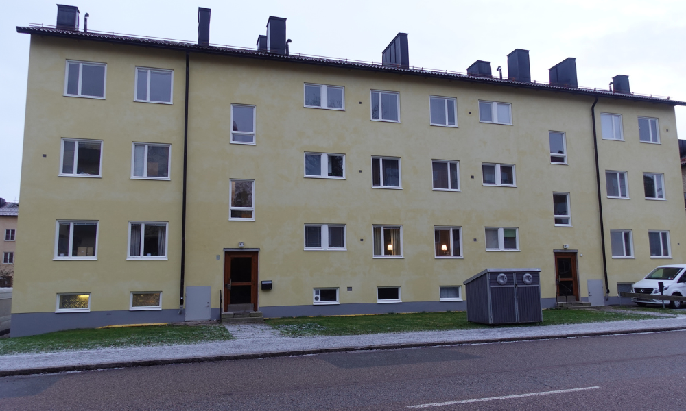 Gult flerfamiljshus framifrån