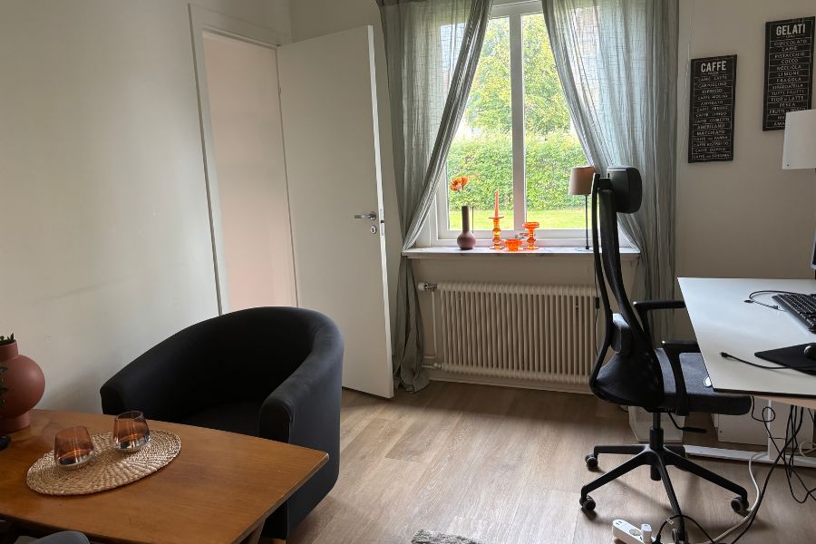 Matplats och kontorsdel/arbetsplats i en lägenhet