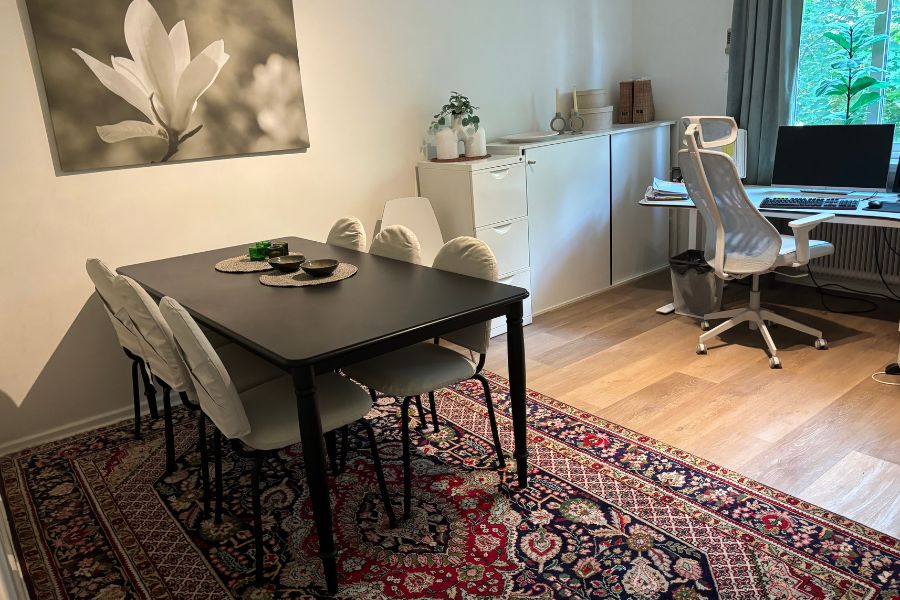 Ombonad matplats och kontorshörna i bakgrunden